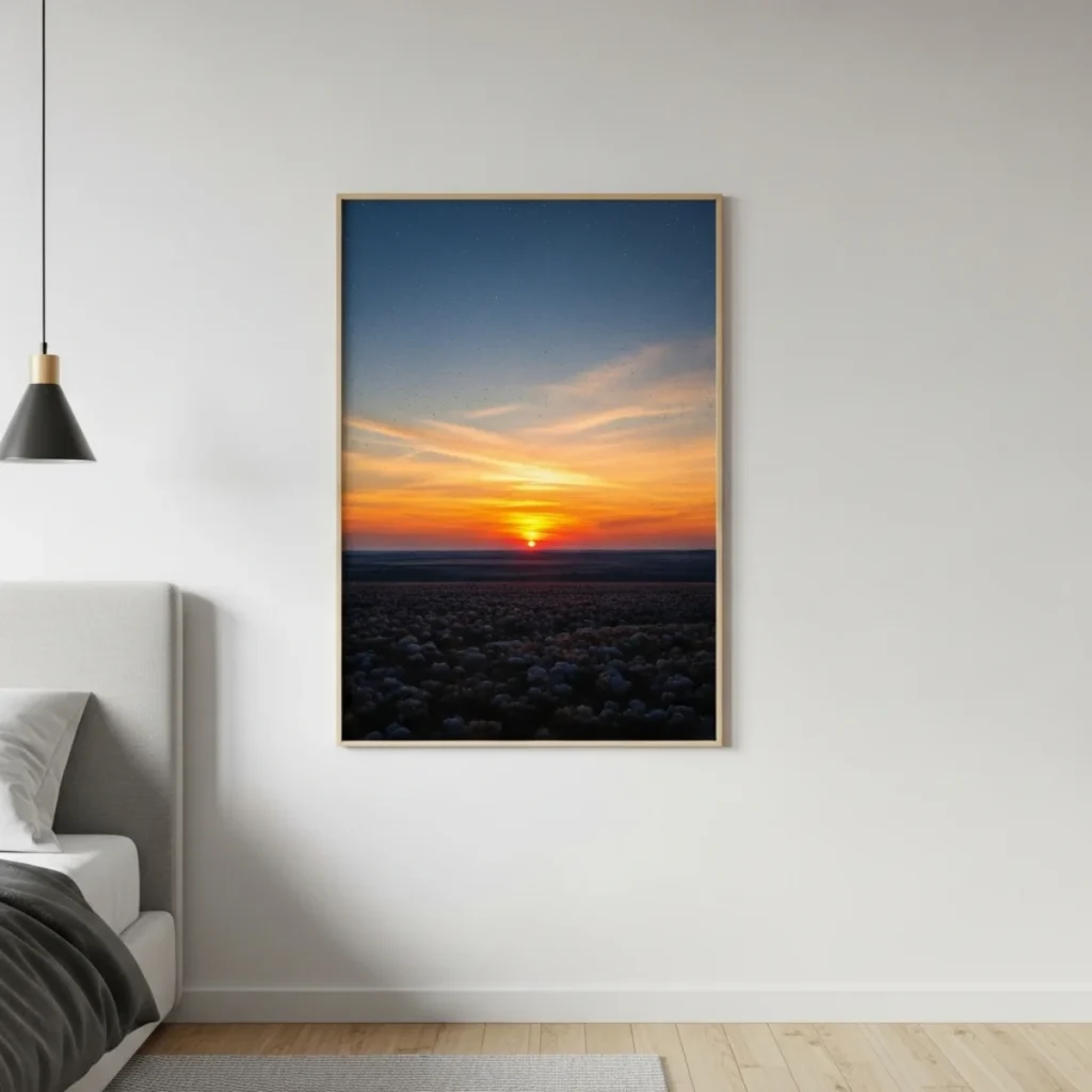 Parede lateral de um quarto de casal com um quadro vertical único, centralizado no espaço livre, com margens de 10 a 15 cm das quinas e o centro da obra a aproximadamente 120–135 cm do piso, alongando visualmente o ambiente.
