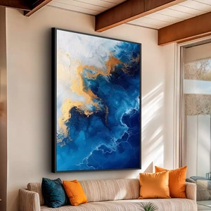 Quadro Azul das Profundezas com Toques Dourados deitado sobre a superfície, mostrando os detalhes da moldura inferior direita.