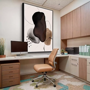 Quadro Boho Interações Orgânicas em Tons Terrosos deitado sobre a superfície, mostrando os detalhes da moldura inferior direita.
