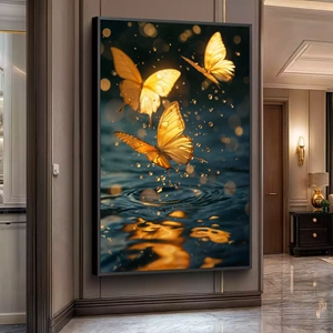 Quadro Borboleta Amarela Dançando Sob Gotas Cintilantes deitado sobre a superfície, mostrando os detalhes da moldura inferior direita.