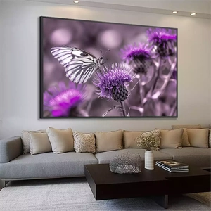Quadro Borboleta Flutuando Sobre Flores de Ametista deitado sobre a superfície, mostrando os detalhes da moldura inferior direita.