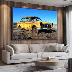 Quadro Carro Antigo Esquecido no Campo deitado sobre a superfície, mostrando os detalhes da moldura inferior direita.