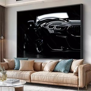 Quadro Carro Preto com Elegância Sob Luzes Noturnas deitado sobre a superfície, mostrando os detalhes da moldura inferior direita.