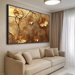 Quadro Dourado Encanto das Flores Eternas deitado sobre a superfície, mostrando os detalhes da moldura inferior direita.
