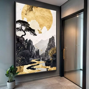 Quadro Dourado Reflexo do Sol sobre Montanhas deitado sobre a superfície, mostrando os detalhes da moldura inferior direita.