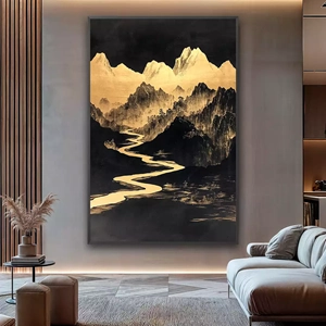 Quadro Dourado Rio entre Montanhas Sombrias deitado sobre a superfície, mostrando os detalhes da moldura inferior direita.
