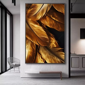 Quadro Dourado Sussurro de Plumas Radiantes deitado sobre a superfície, mostrando os detalhes da moldura inferior direita.