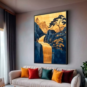 Quadro Dourado Véu que Abraça as Montanhas deitado sobre a superfície, mostrando os detalhes da moldura inferior direita.