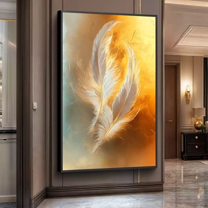 Quadro Dourado Voo das Plumas Celestiais deitado sobre a superfície, mostrando os detalhes da moldura inferior direita.