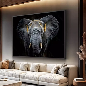 Quadro Elefante Majestoso na Sombra Dourada Profunda deitado sobre a superfície, mostrando os detalhes da moldura inferior direita.