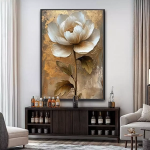 Quadro Flor Eterna Sobre a Tela Dourada deitado sobre a superfície, mostrando os detalhes da moldura inferior direita.