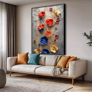 Quadro Flores Azuis Vermelhas Douradas deitado sobre a superfície, mostrando os detalhes da moldura inferior direita.
