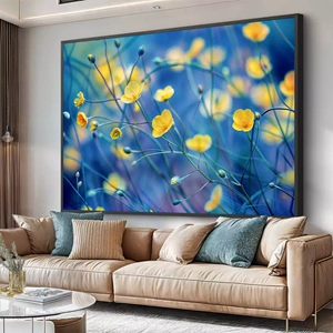 Quadro Flores Dançando na Brisa Azul Serena deitado sobre a superfície, mostrando os detalhes da moldura inferior direita.