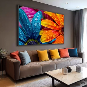 Quadro Flores Vibrantes Sob Gotas de Orvalho da Manhã deitado sobre a superfície, mostrando os detalhes da moldura inferior direita.
