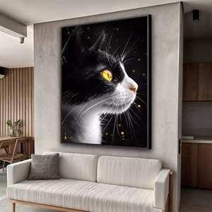 Quadro Gato Celestial dos Olhos de Ouro Brilhante deitado sobre a superfície, mostrando os detalhes da moldura inferior direita.