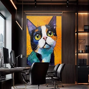 Quadro Gato com Olhos de Esmeralda Brilhante deitado sobre a superfície, mostrando os detalhes da moldura inferior direita.