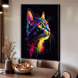 Quadro Gato Cósmico das Cores Vibrantes da Noite deitado sobre a superfície, mostrando os detalhes da moldura inferior direita.