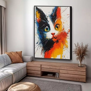 Quadro Gato das Cores Explosivas e Olhos Hipnóticos deitado sobre a superfície, mostrando os detalhes da moldura inferior direita.