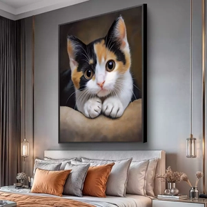 Quadro Gato de Olhos Encantadores e Curiosos deitado sobre a superfície, mostrando os detalhes da moldura inferior direita.