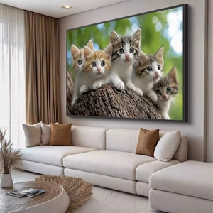 Quadro Gato em Aventura na Floresta Encantada deitado sobre a superfície, mostrando os detalhes da moldura inferior direita.