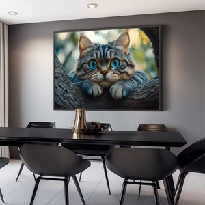 Quadro Gato Encantado dos Olhos de Safira deitado sobre a superfície, mostrando os detalhes da moldura inferior direita.
