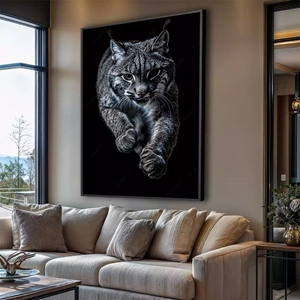 Quadro Gato Selvagem em Salto Noturno deitado sobre a superfície, mostrando os detalhes da moldura inferior direita.