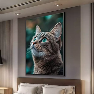Quadro Gato Sereno dos Olhos Verde Esmeralda deitado sobre a superfície, mostrando os detalhes da moldura inferior direita.