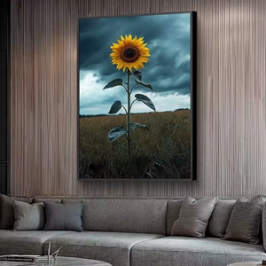 Quadro Girassol Solitário Sob Céu de Tempestade deitado sobre a superfície, mostrando os detalhes da moldura inferior direita.