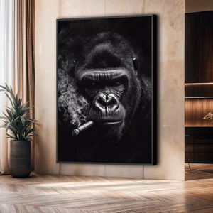 Quadro Gorila com Cigarro deitado sobre a superfície, mostrando os detalhes da moldura inferior direita.