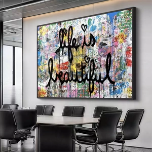 Quadro Grafite de Vida e Beleza Efervescente deitado sobre a superfície, mostrando os detalhes da moldura inferior direita.