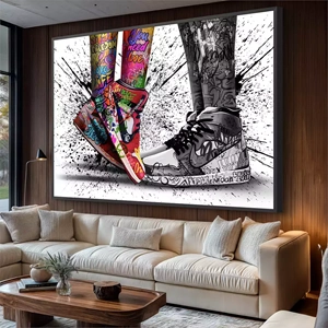 Quadro Grafite Paixão e Movimento em Cor deitado sobre a superfície, mostrando os detalhes da moldura inferior direita.