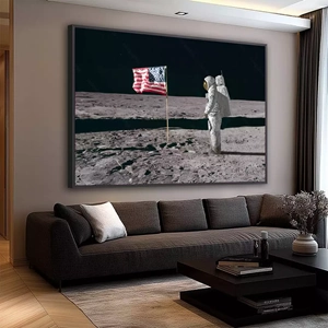 Quadro Homem na lua deitado sobre a superfície, mostrando os detalhes da moldura inferior direita.