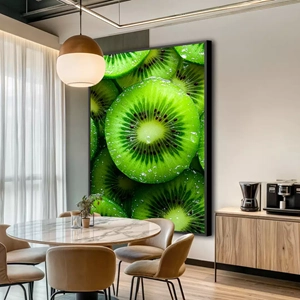 Quadro Kiwi deitado sobre a superfície, mostrando os detalhes da moldura inferior direita.