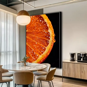 Quadro Laranja Macro deitado sobre a superfície, mostrando os detalhes da moldura inferior direita.