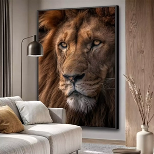 Quadro Leão com Olhar de Sabedoria deitado sobre a superfície, mostrando os detalhes da moldura inferior direita.