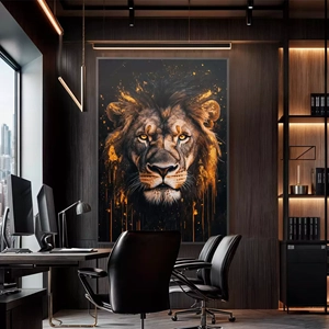 Quadro Leão do Brilho Dourado deitado sobre a superfície, mostrando os detalhes da moldura inferior direita.