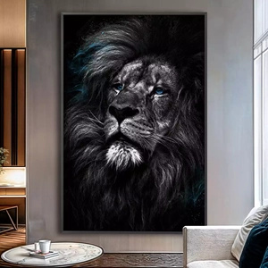 Quadro Leão dos Olhos de Safira deitado sobre a superfície, mostrando os detalhes da moldura inferior direita.