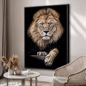 Quadro Leão Elétrico em Cores de Adrenalina deitado sobre a superfície, mostrando os detalhes da moldura inferior direita.