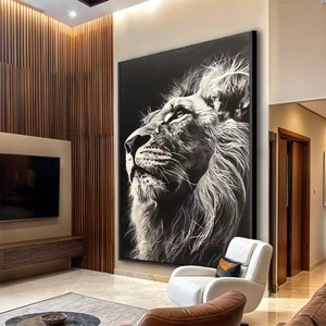 Quadro Leão em Silêncio Sob o Céu Noturno deitado sobre a superfície, mostrando os detalhes da moldura inferior direita.
