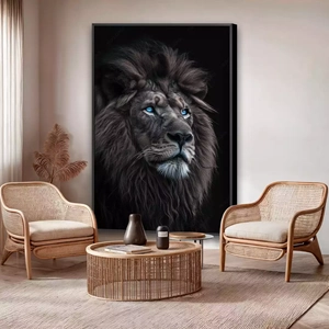 Quadro Leão Guardião dos Olhos Celestiais deitado sobre a superfície, mostrando os detalhes da moldura inferior direita.