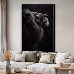 Quadro Leão Majestoso com Olhar de Fogo Intenso deitado sobre a superfície, mostrando os detalhes da moldura inferior direita.