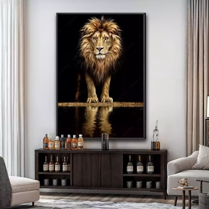 Quadro Leão Majestoso do Reino Dourado deitado sobre a superfície, mostrando os detalhes da moldura inferior direita.