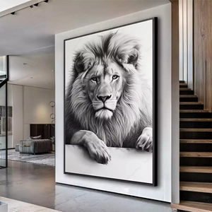 Quadro Leão Majestoso do Silêncio Profundo deitado sobre a superfície, mostrando os detalhes da moldura inferior direita.