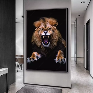 Quadro Leão Rugido da Fúria Imponente deitado sobre a superfície, mostrando os detalhes da moldura inferior direita.
