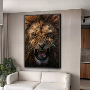 Quadro Leão Rugindo com Fúria Indomável deitado sobre a superfície, mostrando os detalhes da moldura inferior direita.