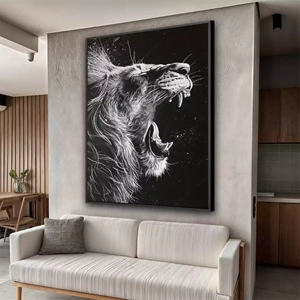 Quadro Leão Rugindo para as Estrelas do Universo deitado sobre a superfície, mostrando os detalhes da moldura inferior direita.