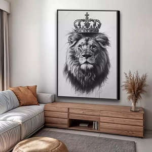 Quadro Leão Soberano com Coroa da Realeza deitado sobre a superfície, mostrando os detalhes da moldura inferior direita.