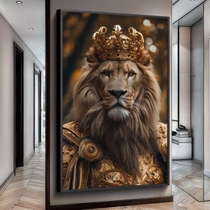 Quadro Leão Soberano de Armadura Dourada deitado sobre a superfície, mostrando os detalhes da moldura inferior direita.