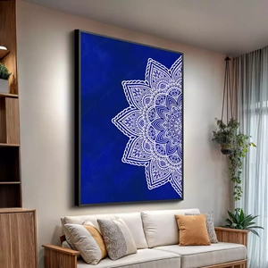 Quadro Mandala deitado sobre a superfície, mostrando os detalhes da moldura inferior direita.