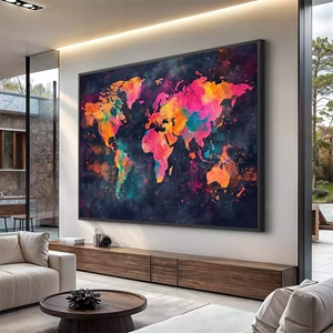 Quadro Mapa Mundi das Cores Cósmicas Vibrantes deitado sobre a superfície, mostrando os detalhes da moldura inferior direita.